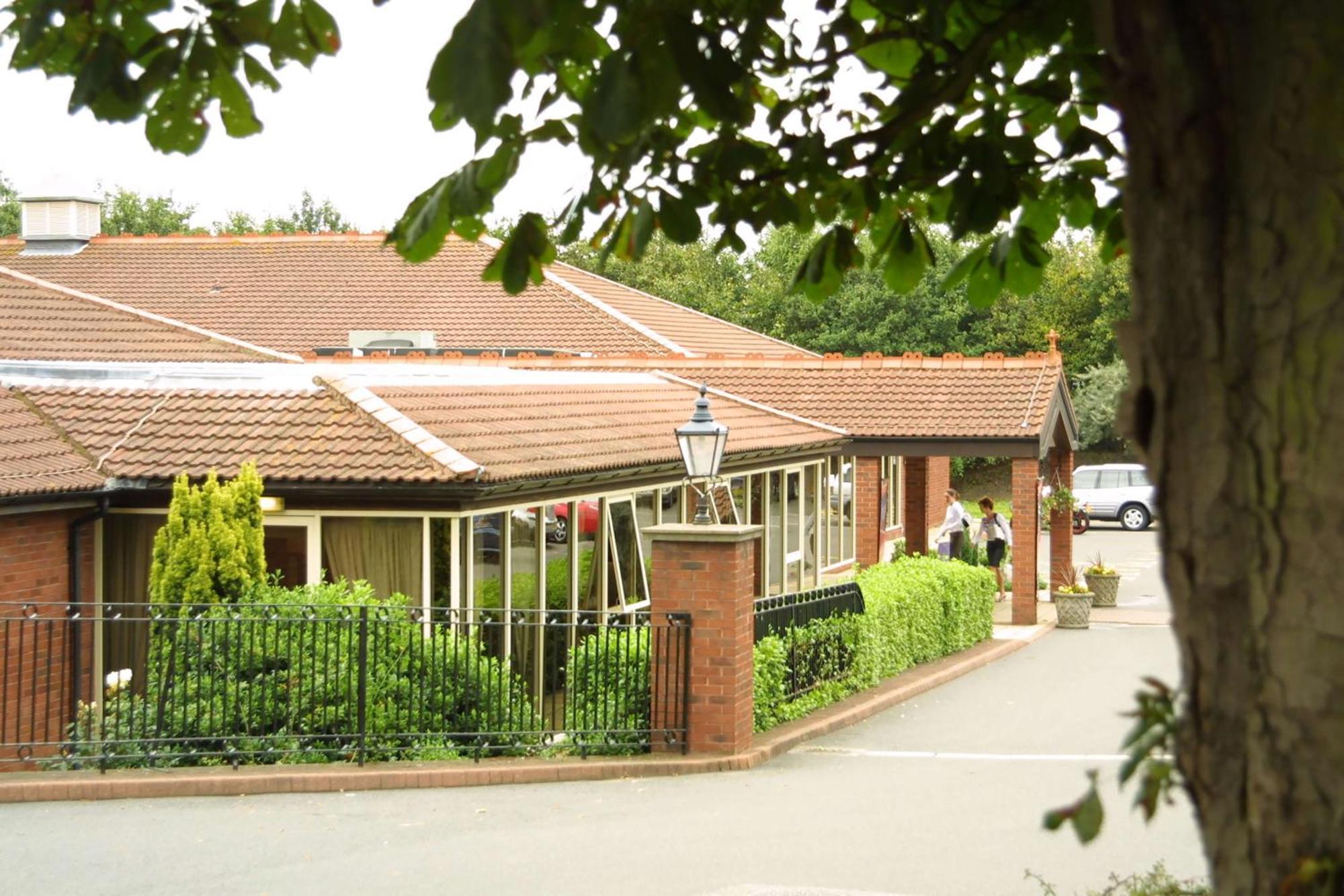 Doubletree By Hilton Newbury North Hotel Exterior photo