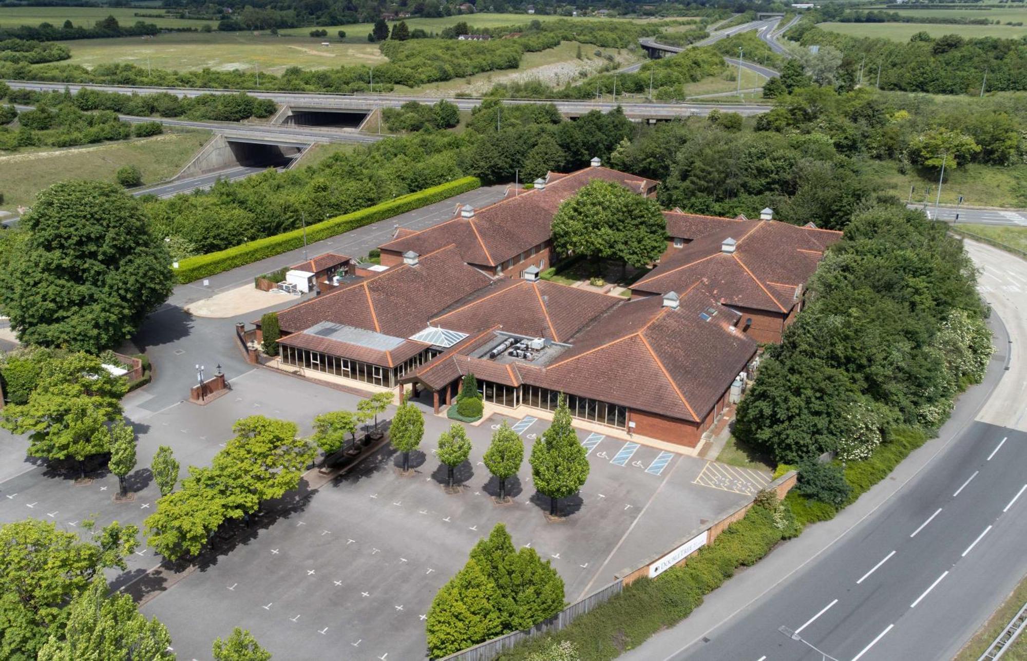 Doubletree By Hilton Newbury North Hotel Exterior photo