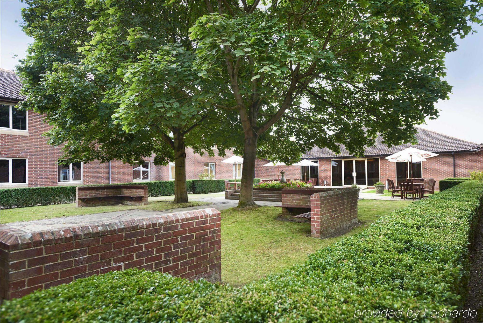 Doubletree By Hilton Newbury North Hotel Exterior photo